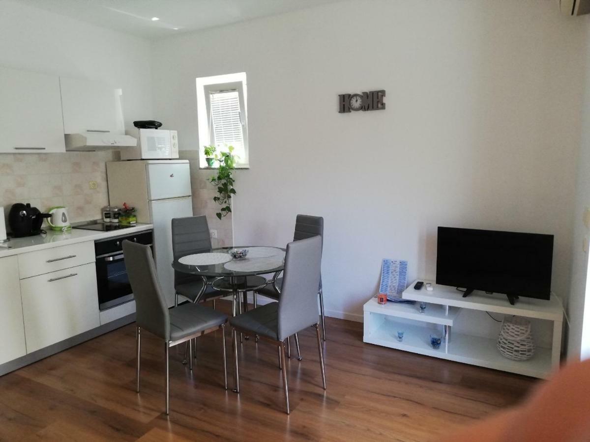 Bond With Private Parking Apartment Zadar Exterior photo